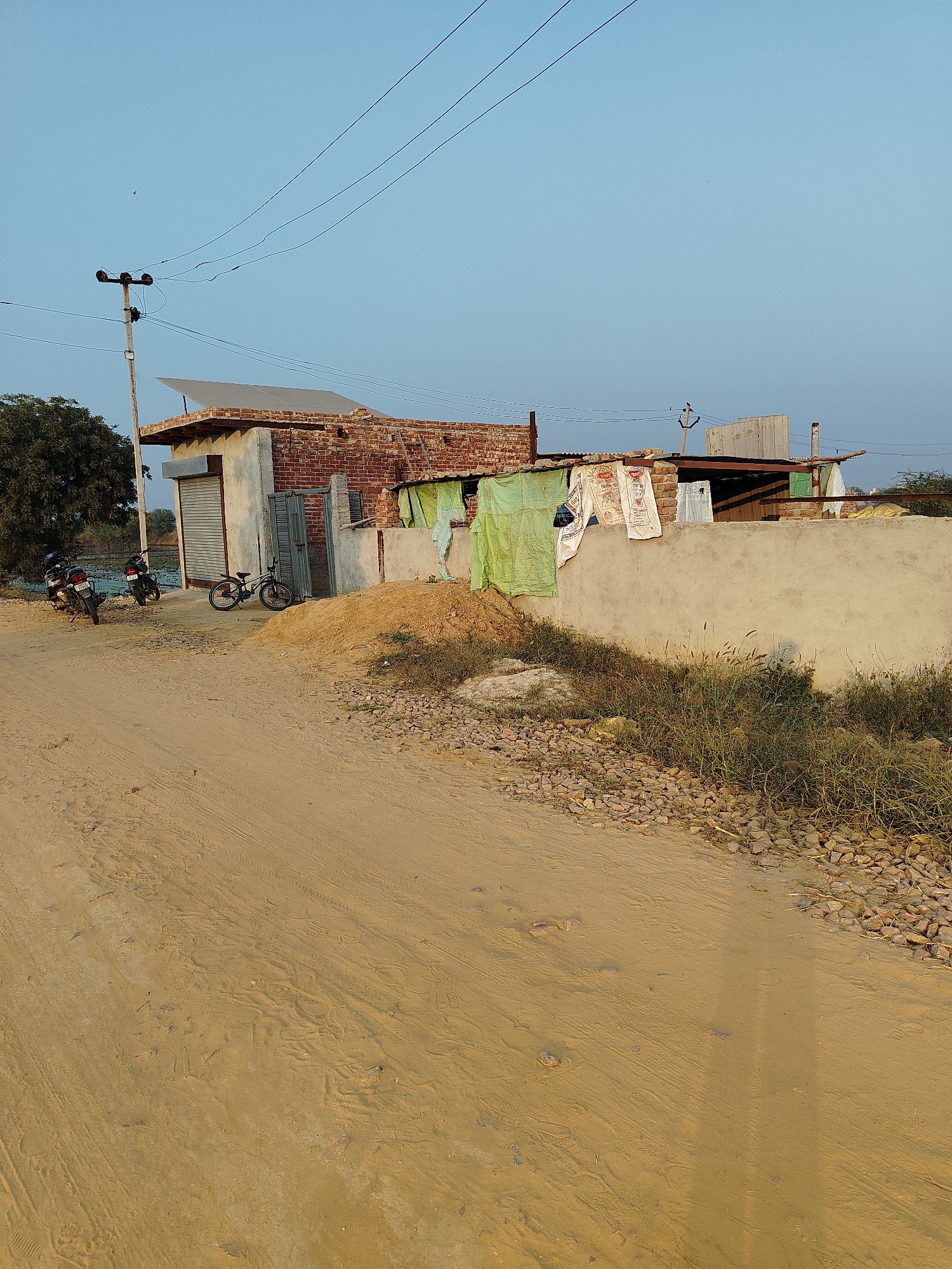 Maan property New Delhi ke paas isharheri Village me Plot hi plot jharoda kalan Road par 2