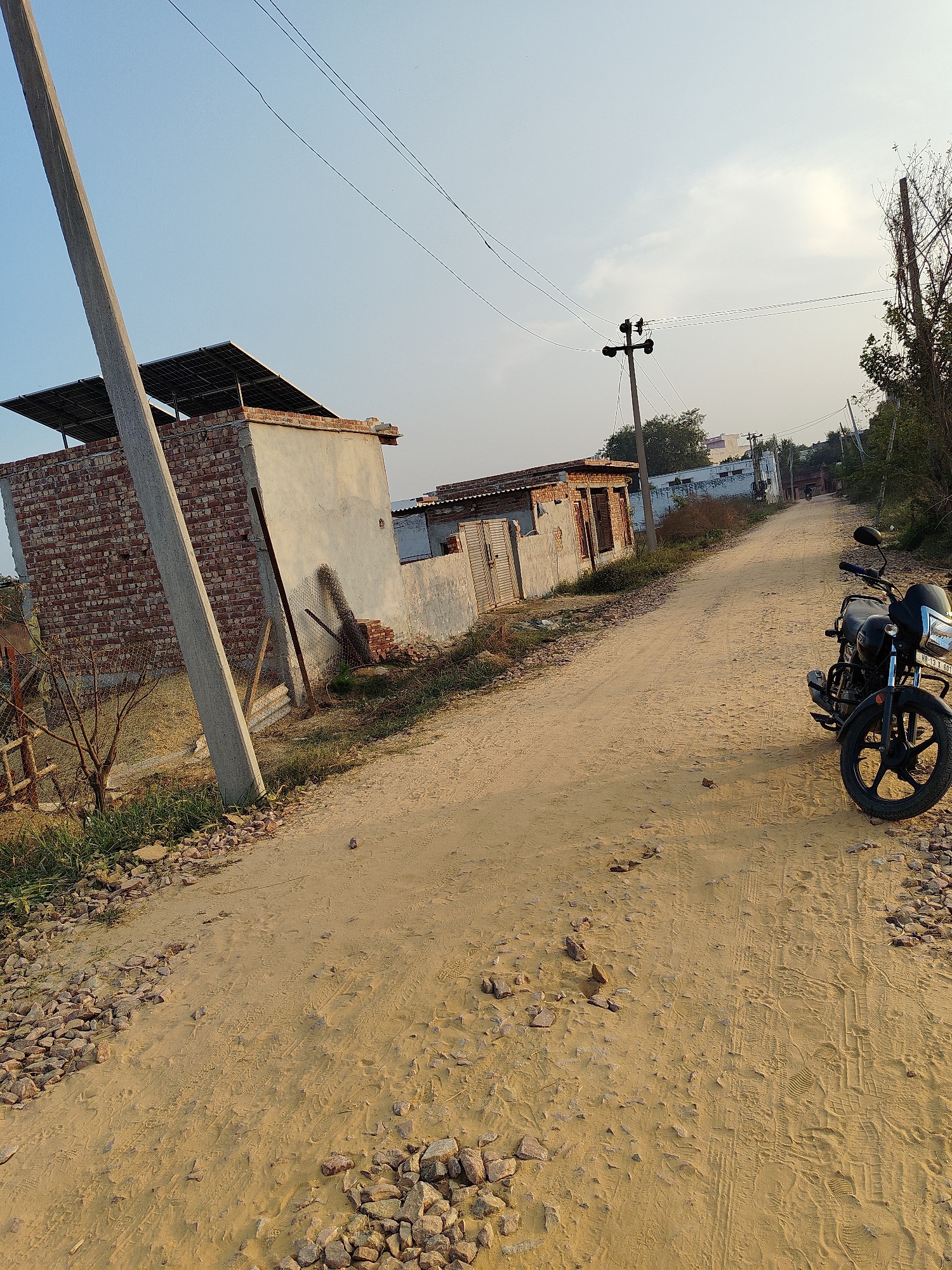 Maan property New Delhi ke paas isharheri Village me Plot hi plot jharoda kalan Road par