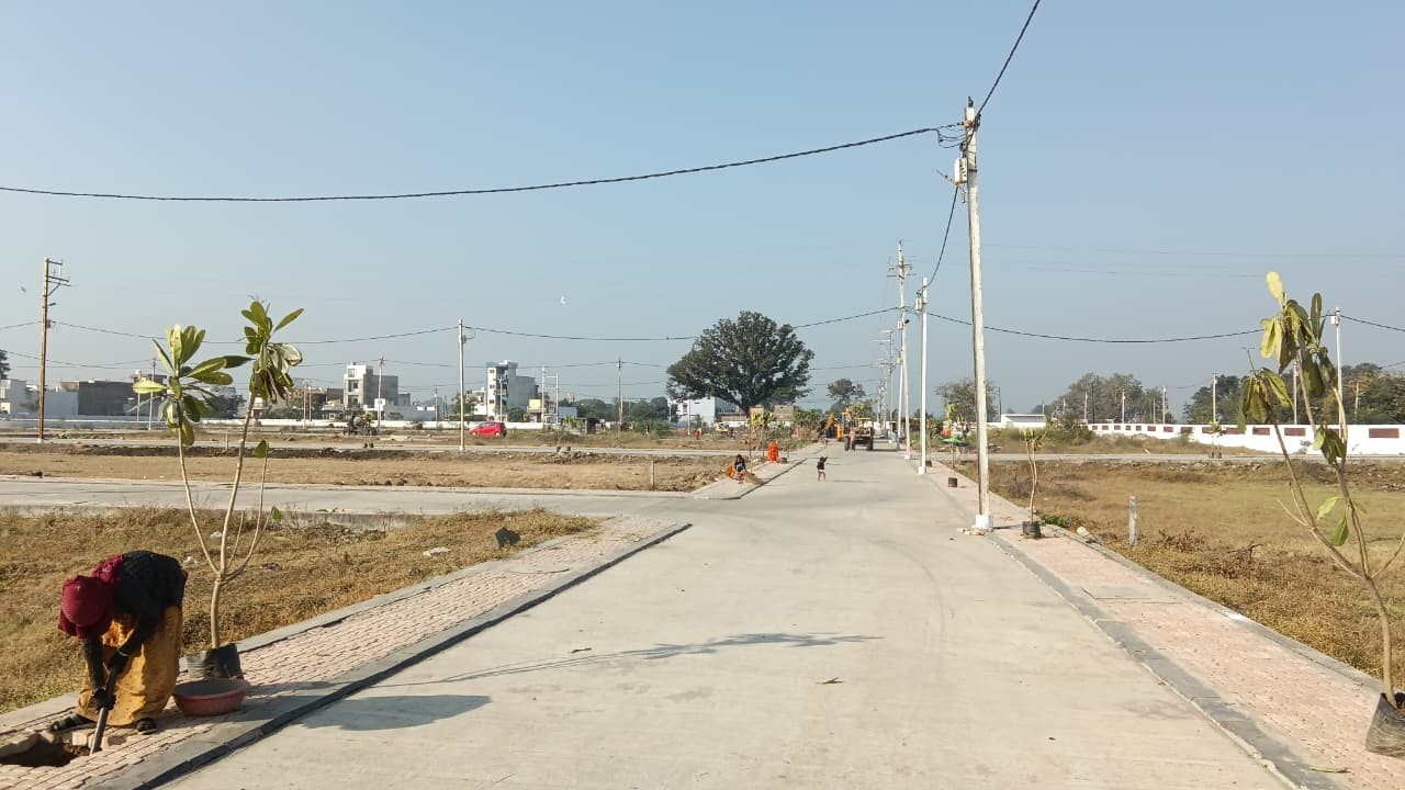 Hamare Pass 9 Colony hai ...Ujjain Indore Road, Indore .इंदौर मैं सबसे कम रेट मैं प्लॉट ( Plot ) उपलब्ध है