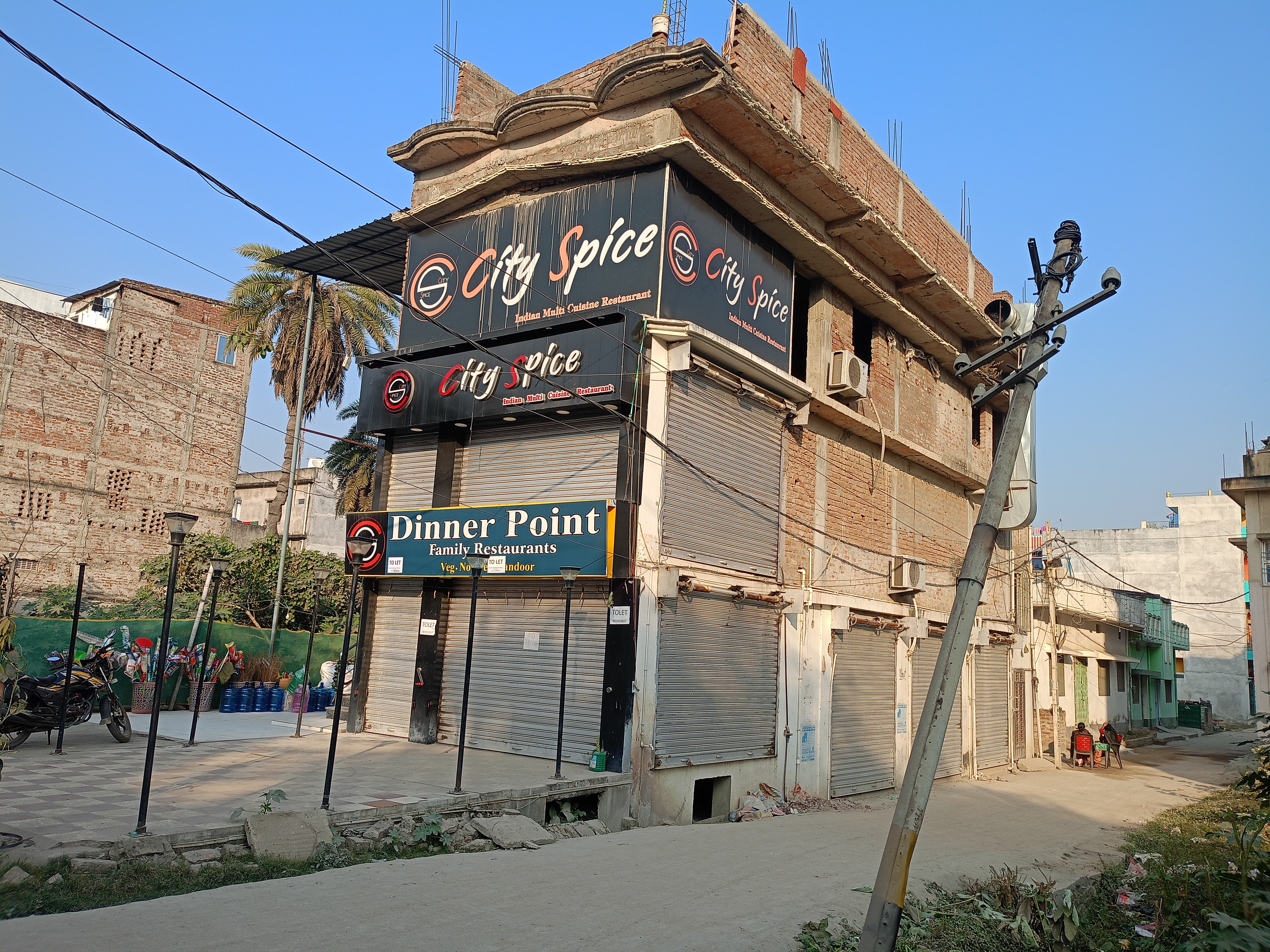 TO LET for office, shops, showroom, restaurant etc