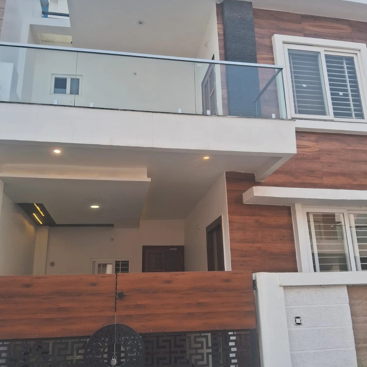 Lucknow IIM Road maharishi University se 50 मीटर दूरी पर मकान अर्जेंट सेल