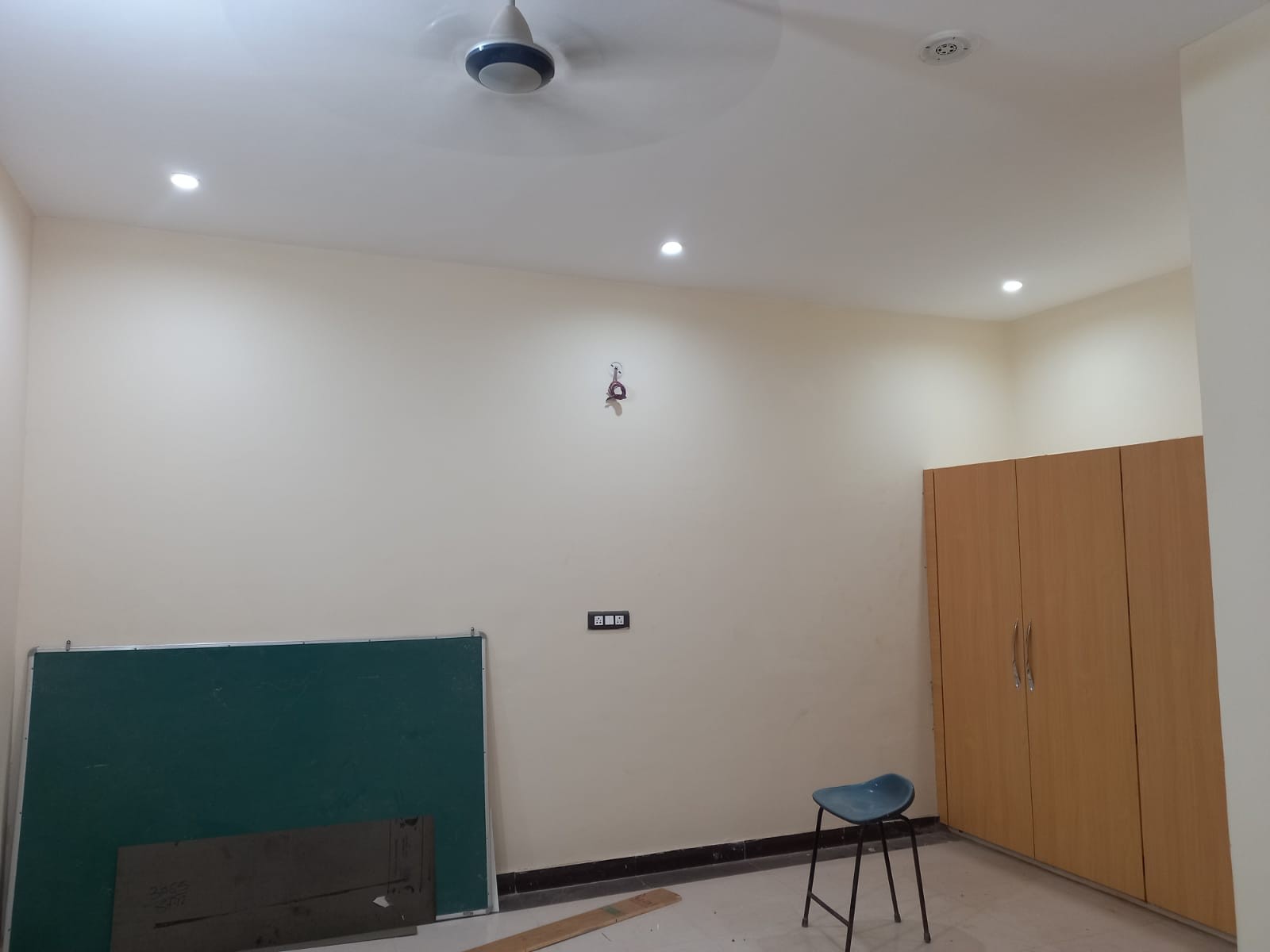 well semi furnished 2bhk(very big rooms)first floor near bank ,atm ,hospital.